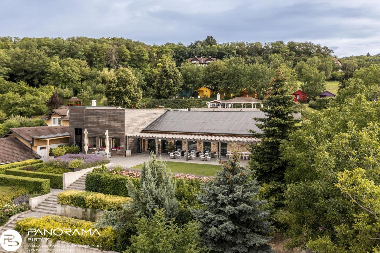 مبيت وإفطار Győrújbarát Panorama Birtok - Wellness Panzio, Konferencia Es Rendezvenykoezpont المظهر الخارجي الصورة